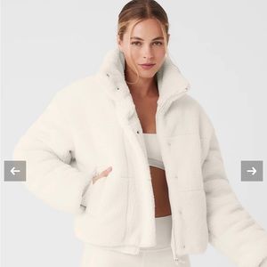 Alo Yoga Sherpa Snow Angel Puffer. Size medium (8-10) in color ivory. NWT.